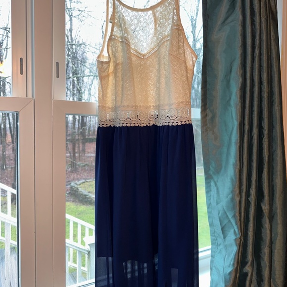 Long elegant eyelet dress - Picture 3 of 4